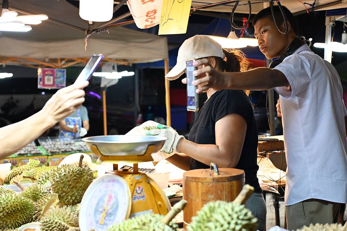 Pembayaran digital menggunakan ponsel di pasar